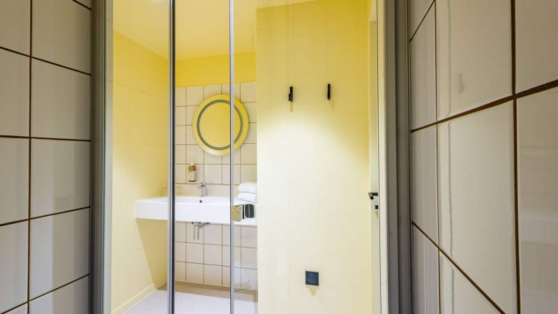 Salle de bain chambre twin vue depuis la douche · Galerie photos · Greet Hôtel Reims Tinqueux · Hôtel Tinqueux
