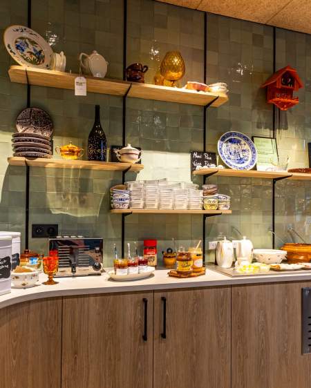 Petit déjeuner avec 2 personnes · Hôtel proche Reims · Greet Hôtel Reims Tinqueux