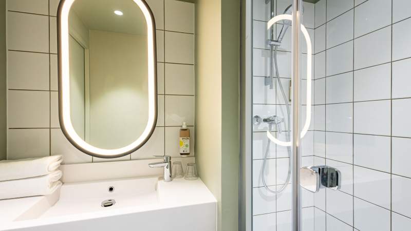 Salle de bain chambre familiale · Galerie photos · Greet Hôtel Reims Tinqueux · Hôtel Tinqueux<br />
 