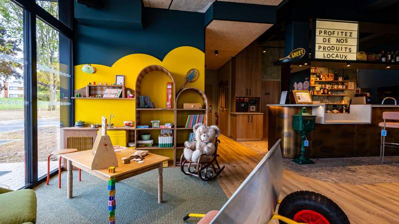 Espace jeu · Galerie photos · Greet Hôtel Reims Tinqueux · Hôtel Tinqueux