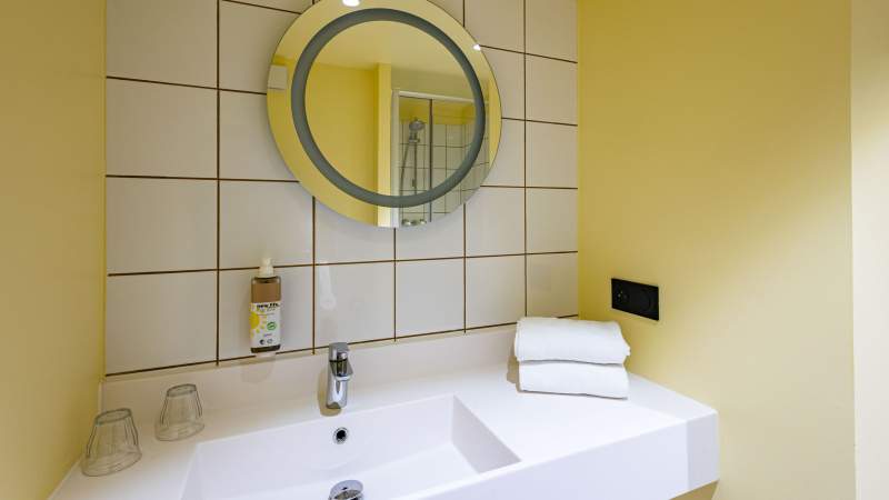 Bathroom in twin room · Photo Gallery · Greet Hotel Reims Tinqueux · Hotel in Tinqueux<br />
 