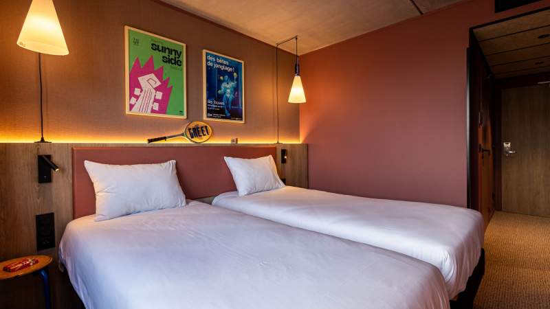 Lits dans une chambre twin · Galerie photos · Greet Hôtel Reims Tinqueux · Hôtel Tinqueux