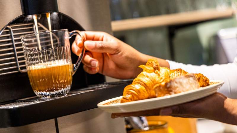 Buffet petit-déjeuner · Galerie photos · Greet Hôtel Reims Tinqueux · Hôtel Tinqueux