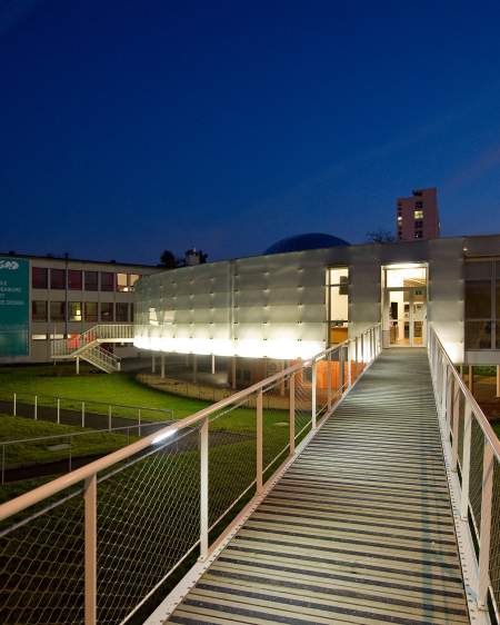Planétarium de reims vu d'extérieur de nuit