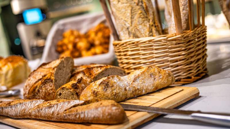 Buffet petit-déjeuner · Galerie photos · Greet Hôtel Reims Tinqueux · Hôtel Tinqueux