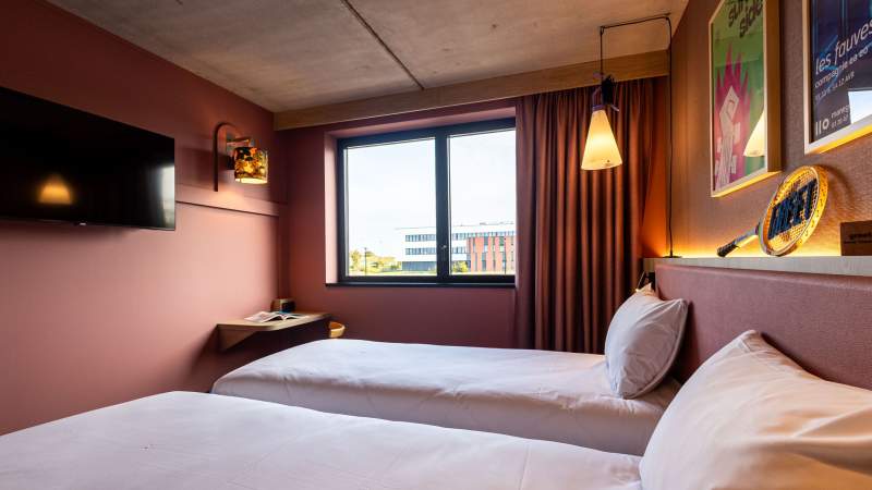 Lits dans une chambre twin · Galerie photos · Greet Hôtel Reims Tinqueux · Hôtel Tinqueux