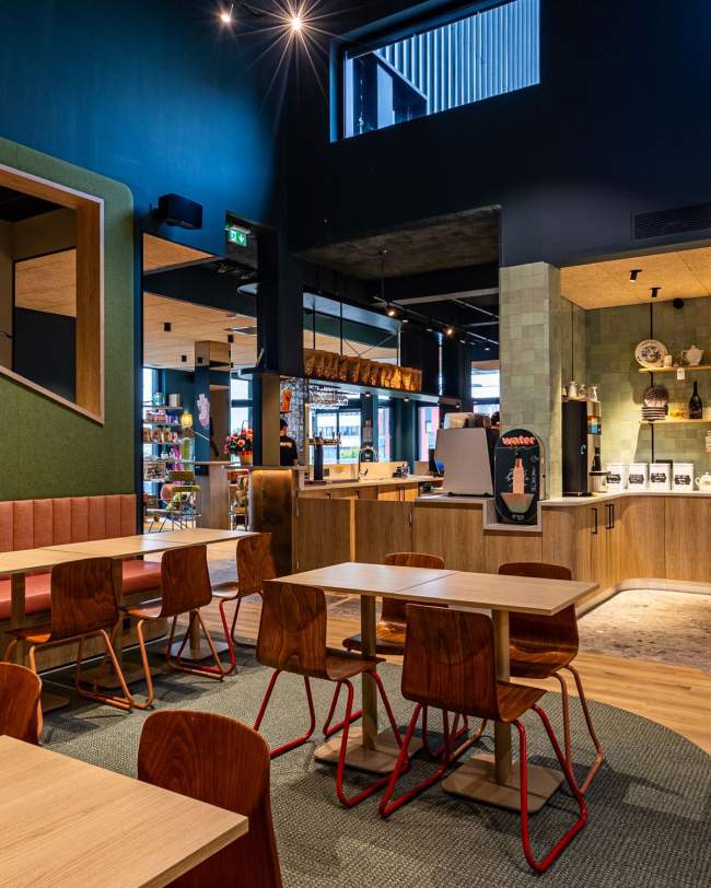 Early evening drinks service at the bar in Tinqueux · Greet Hotel Reims Tinqueux