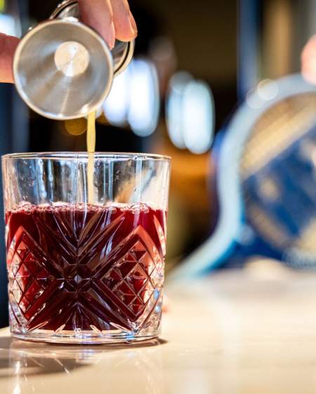 Cocktail en cours de création au bar du greet hôtel à Tinqueux