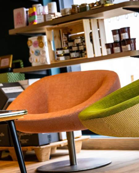 Réception de l'hôtel avec meubles en tissu recyclé