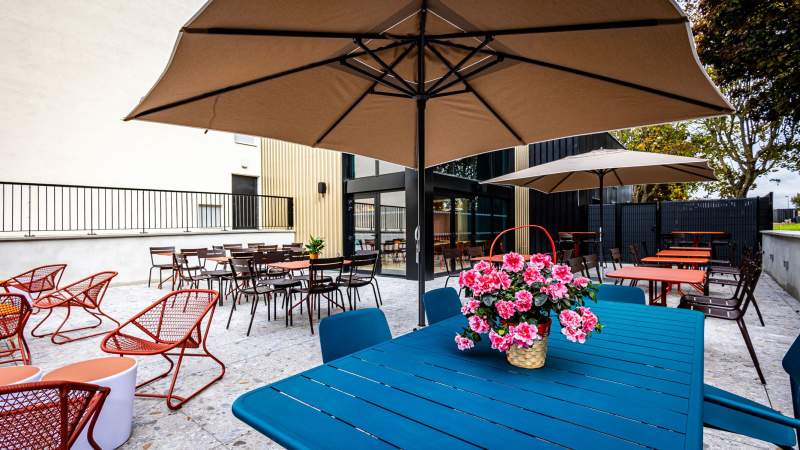 Terasse restaurant · Galerie photos · Greet Hôtel Reims Tinqueux · Hôtel Tinqueux