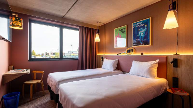 Lits dans une chambre twin · Galerie photos · Greet Hôtel Reims Tinqueux · Hôtel Tinqueux