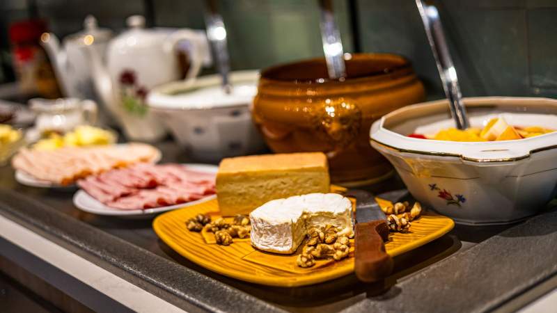 Buffet petit-déjeuner · Galerie photos · Greet Hôtel Reims Tinqueux · Hôtel Tinqueux