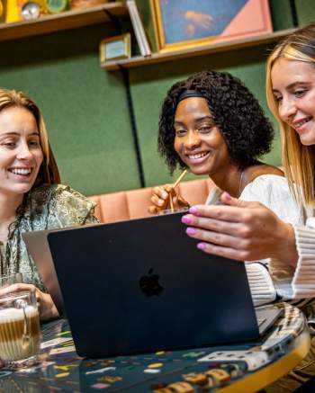 6 Personnes partageant un aprétif sur une table · Greet Hôtel Reims Tinqueux · Hôtel 3 étoiles Reims 