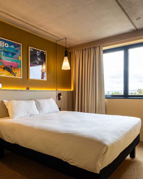 Chambre lit double au Greet Hotel Tinqueux