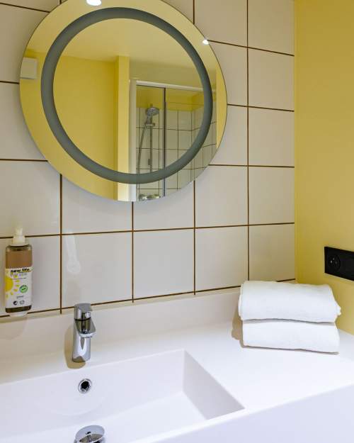 Salle de bain chambre pop lit double