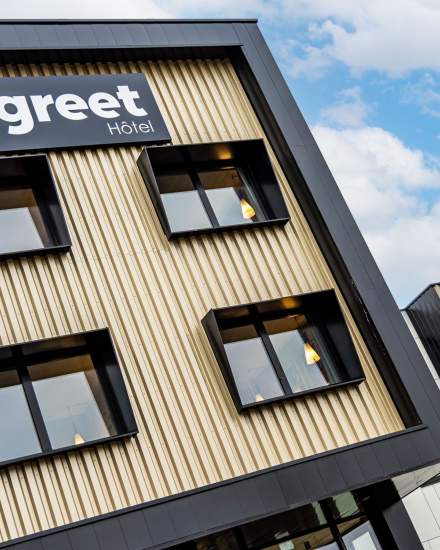 Outside view of the hotel’s facade · Hotel in Tinqueux · Greet Hotel Reims Tinqueux 