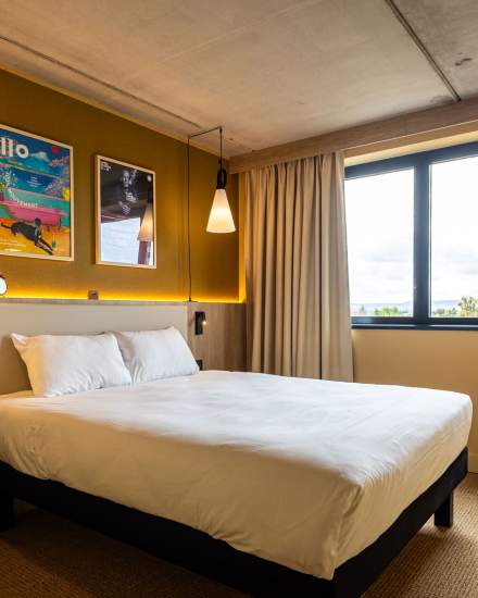 Chambre lit double au Greet Hotel Tinqueux