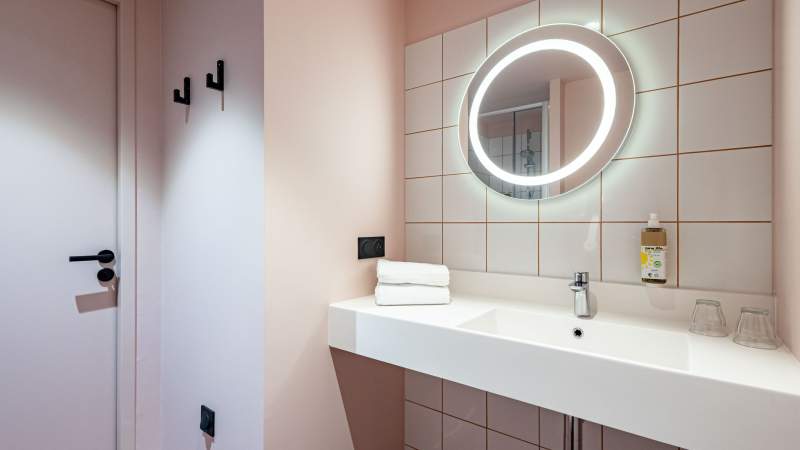 Salle de bain chambre double · Galerie photos · Greet Hôtel Reims Tinqueux · Hôtel Tinqueux
