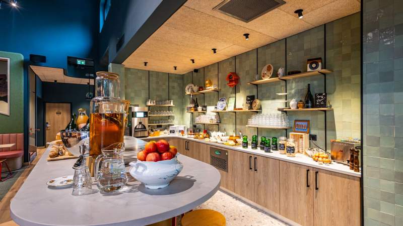 Buffet petit-déjeuner · Galerie photos · Greet Hôtel Reims Tinqueux · Hôtel Tinqueux