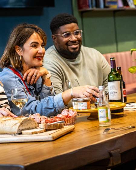 Table partagée autour d'un apéritif · Bar Tinqueux · Greet Hôtel Reims Tinqueux