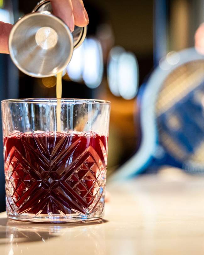 Cocktail being prepared at Greet Hotel’s bar in Tinqueux · Bar in Tinqueux · Greet Hotel Reims Tinqueux