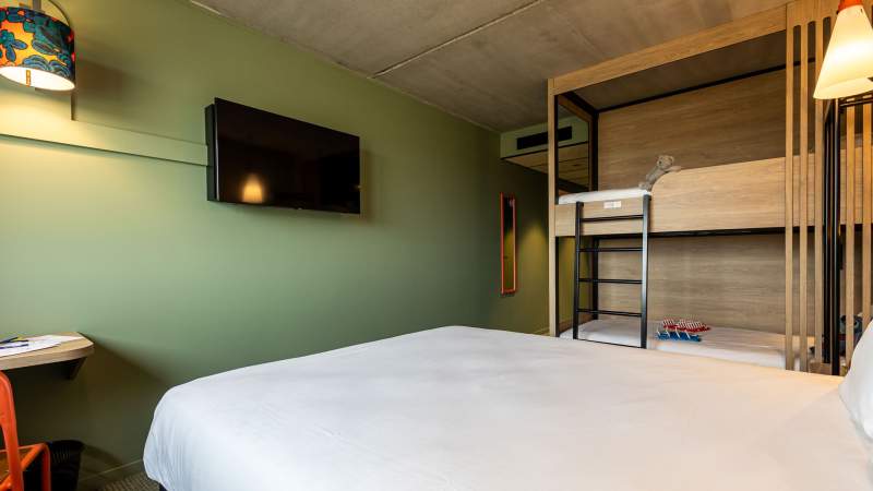 Double bed with bunk bed · Photo gallery · Greet Hotel Reims Tinqueux· Hotel in Tinqueux