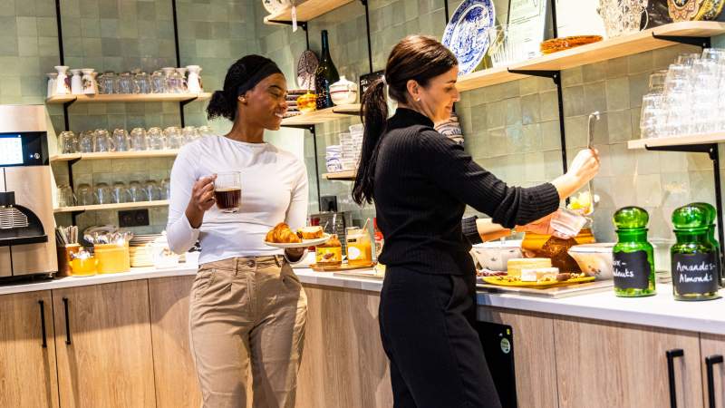 Buffet petit-déjeuner · Galerie photos · Greet Hôtel Reims Tinqueux · Hôtel Tinqueux