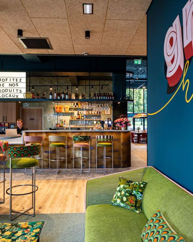 Réception de l'hôtel avec vue sur le bar · Greet Hôtel Reims Tinqueux · Hôtel 3 étoiles Reims 